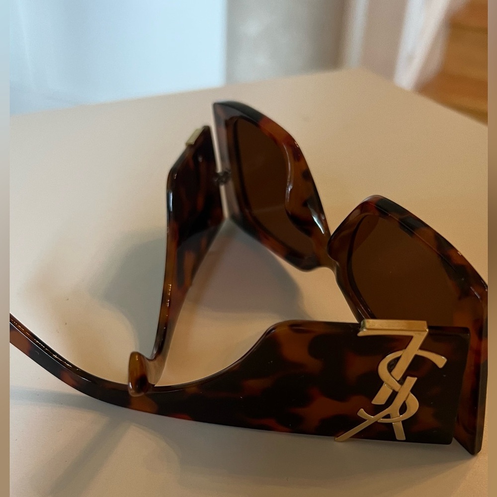 Yves Saint Laurent Tortoise Logo Shield Sunglasses - Brown. - Picture 4 of 7